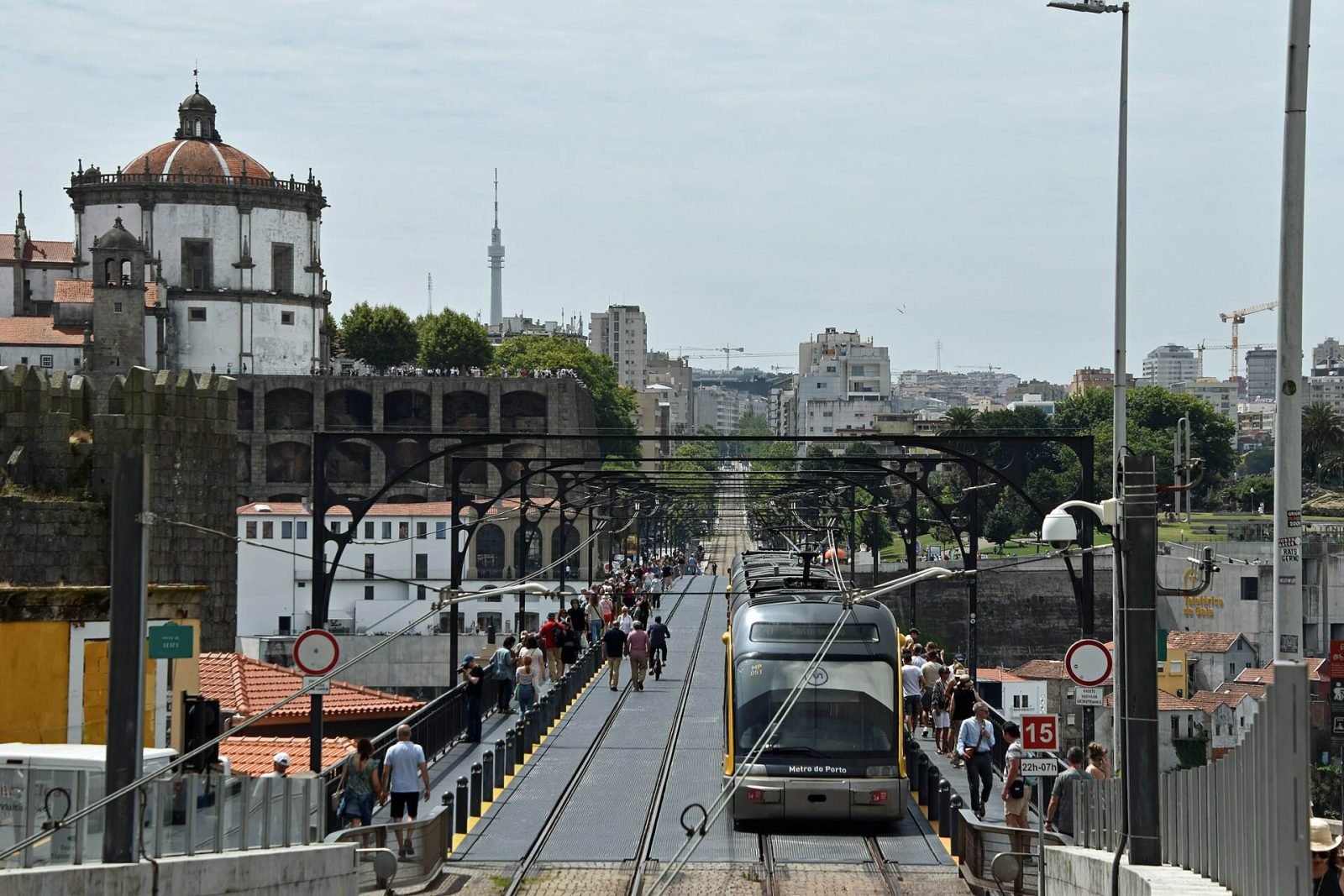 A metro tram crossing the upper deck of the Dom Luís I Bridge