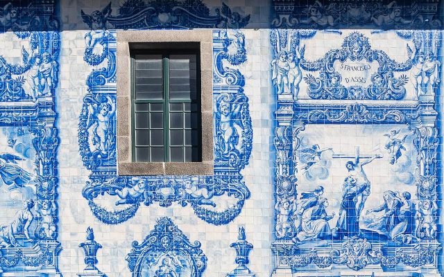 Blue and white azulejo tiles covering the outer wall of the Capela das Almas