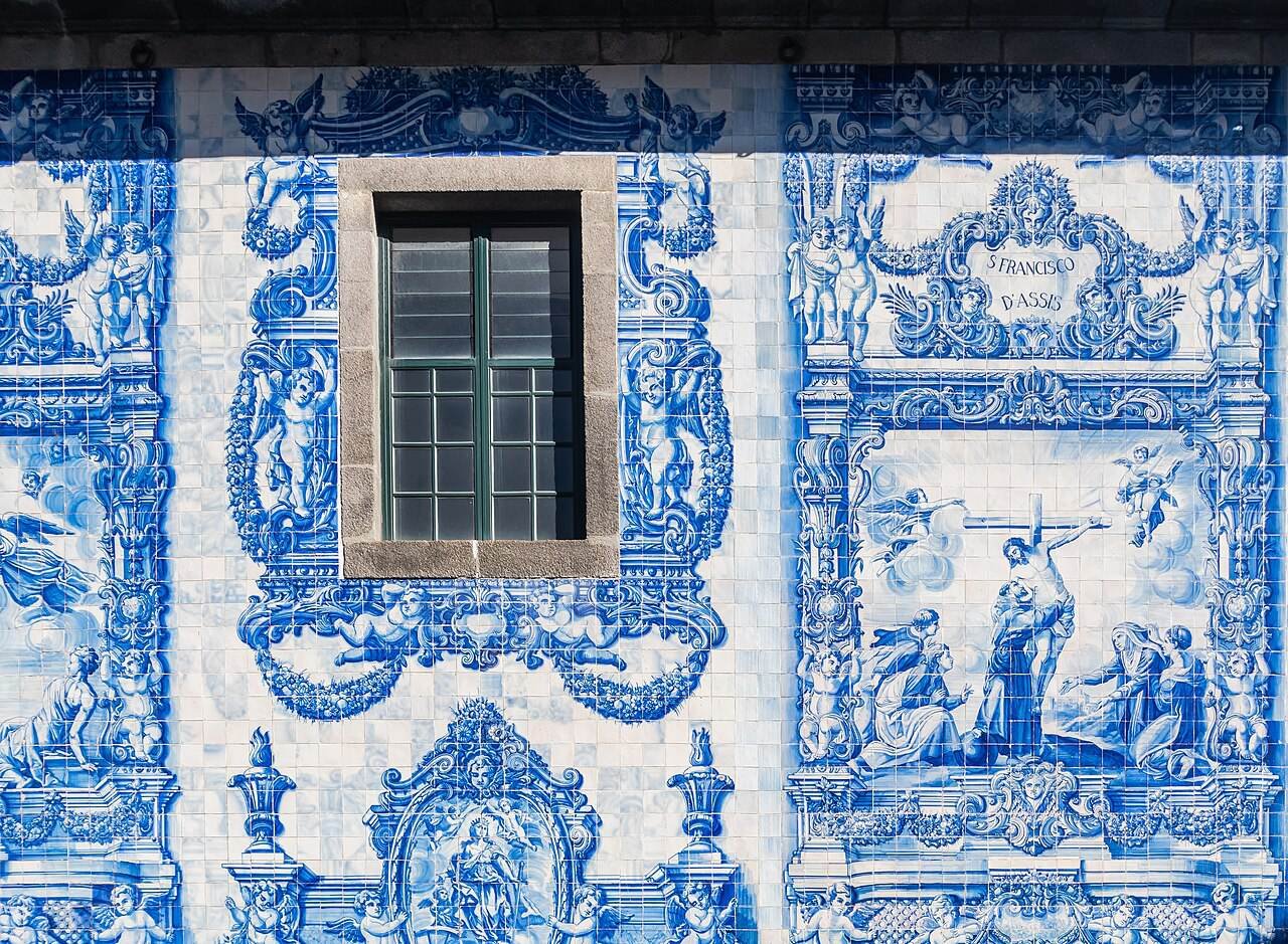 Blue and white azulejo tiles covering the outer wall of the Capela das Almas