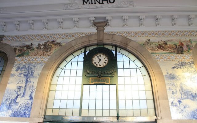 Blue and white azulejo tile panels and an arched window in the hall of São Bento station