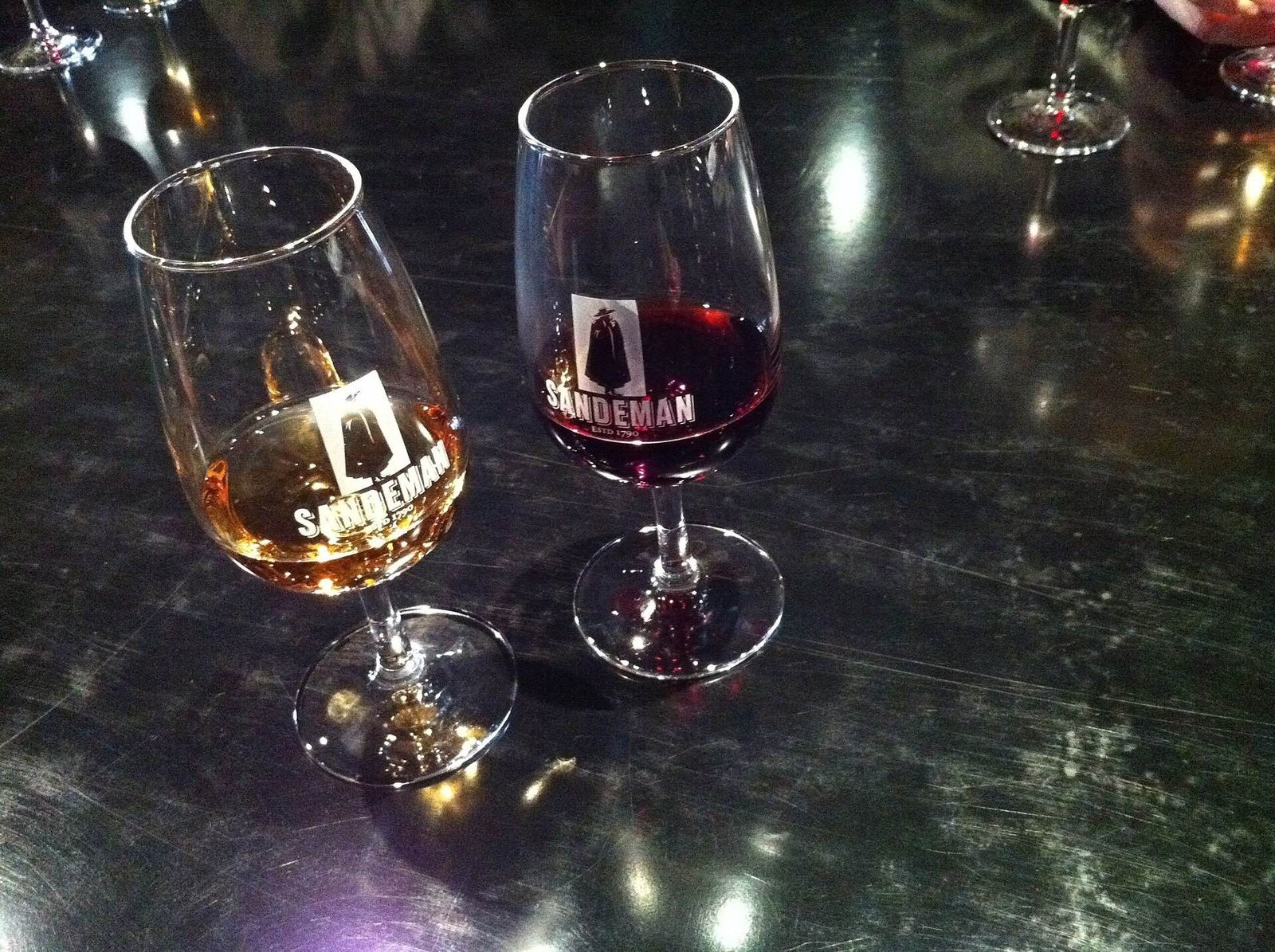 A glass of tawny port and a glass of ruby port on a table